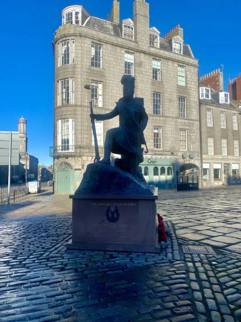 The Gordon Highlanders Museum, the statue of the Gordon Highlanders