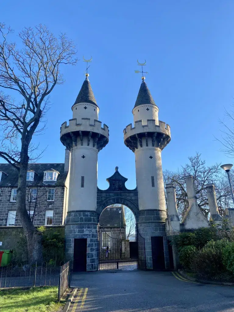 Powis gates